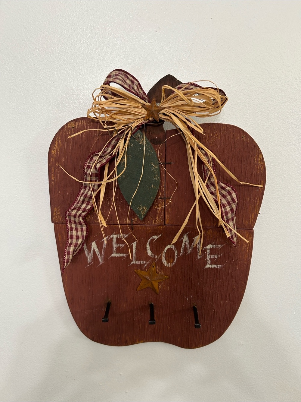 Primitive Rustic Red Barnwood Apple Welcome/Key Holder Wall Decor